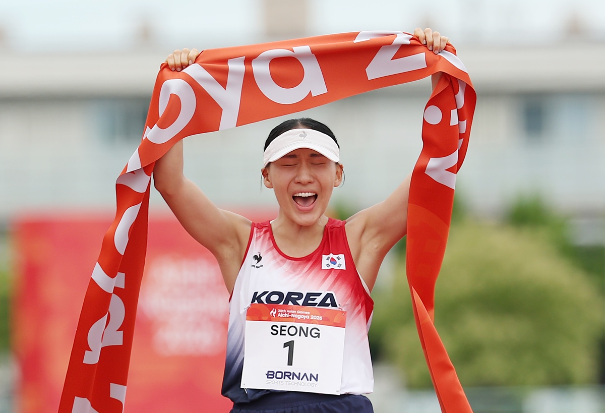 「愛知・名古屋２０２６アジア競技大会」の近代五種女子個人決勝・レーザーランにて１位でフィニッシュし、歓喜するソン・スンミン選手の様子＝２０日、愛知県