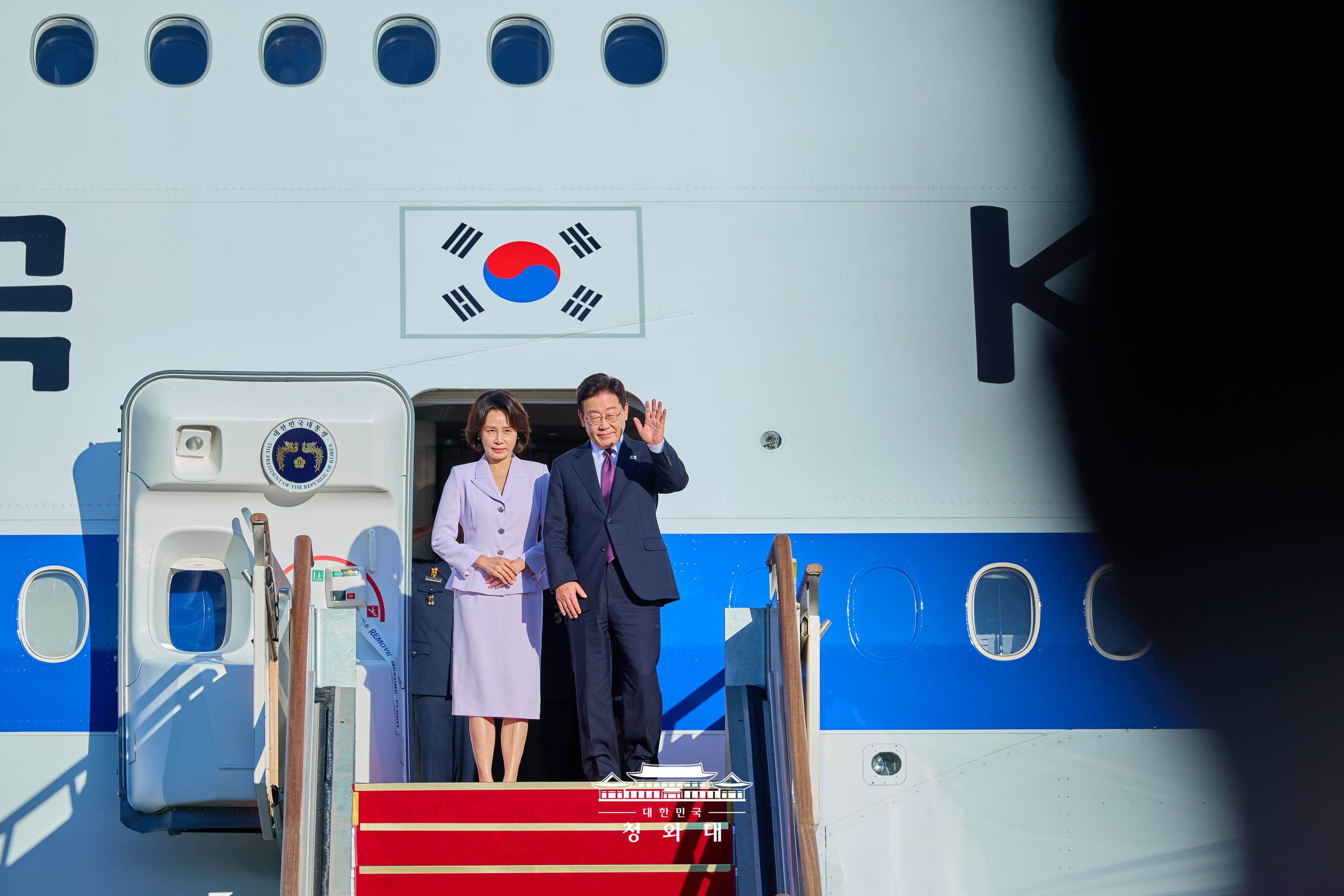 出国する前に関係者に挨拶をする李在明大統領とキム・ヘギョン夫人＝２１日、城南、大韓民国 青瓦台