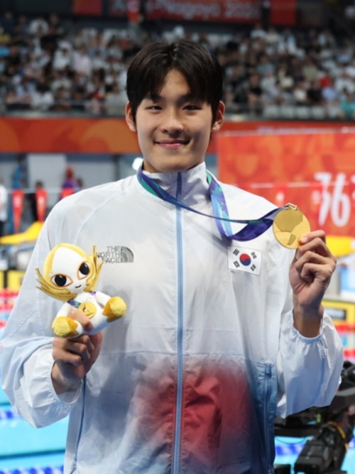 金メダルを手にしたキム・ヨンボム選手＝キム・ヨンボム・インスタグラム