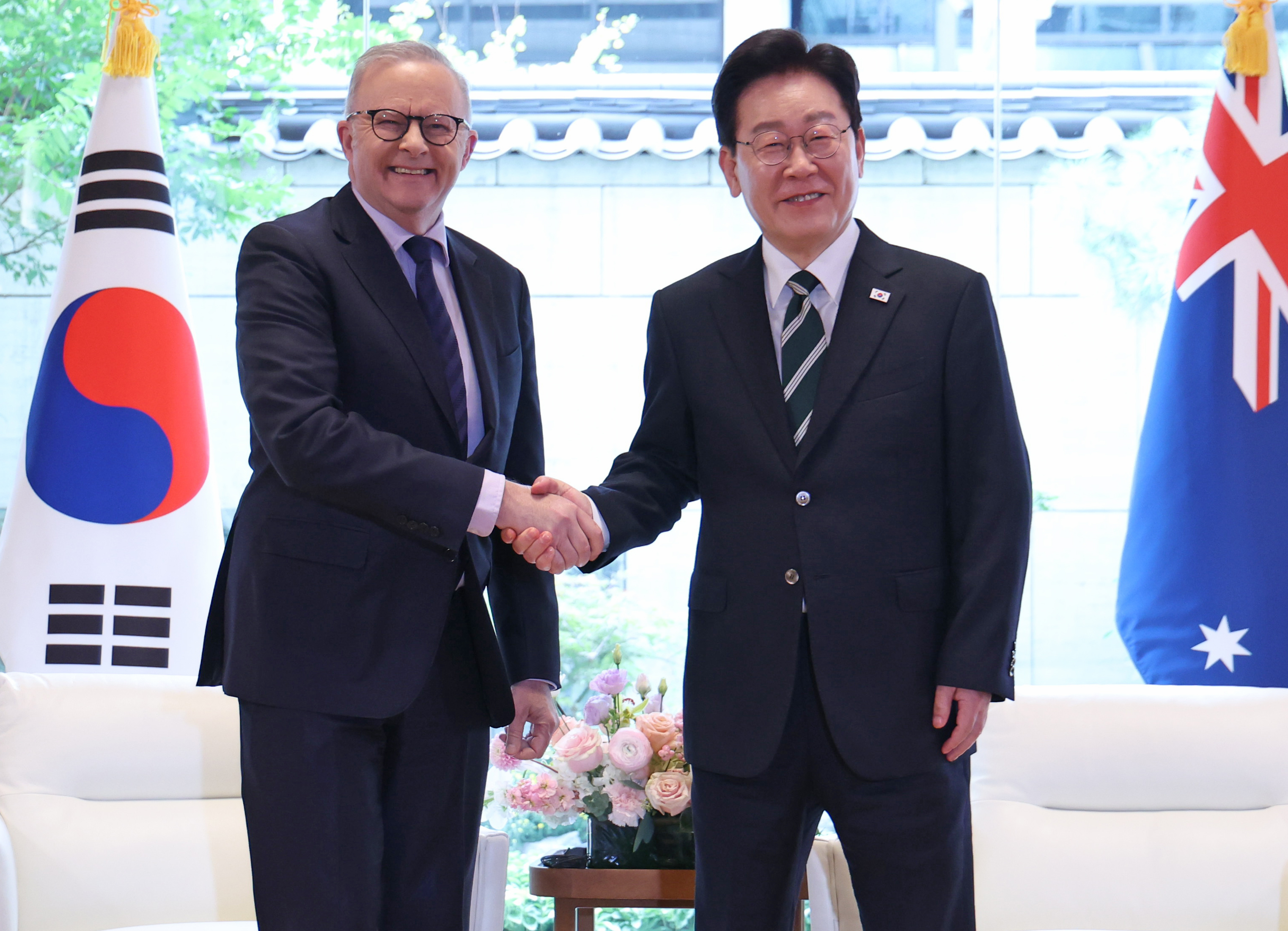 首脳会談を前に握手を交わす李在明大統領（右）と豪州のアンソニー・アルバニージー首相＝２２日（現地時間）、ニューヨーク、聯合ニュース