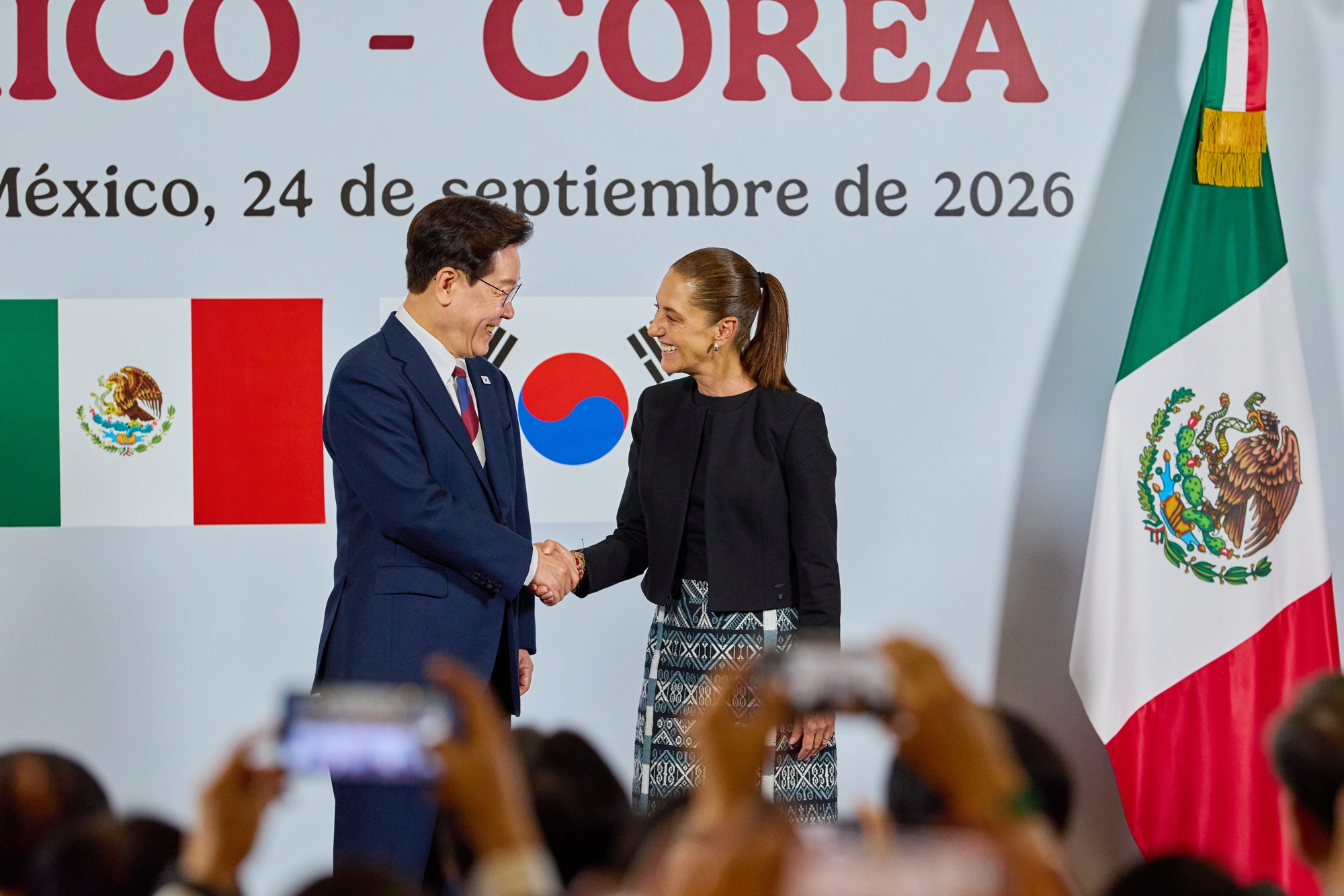 共同記者発表を終えた李在明大統領（左）とメキシコのクラウディア・シェインバウム大統領＝２４日（現地時間）、メキシコシティ