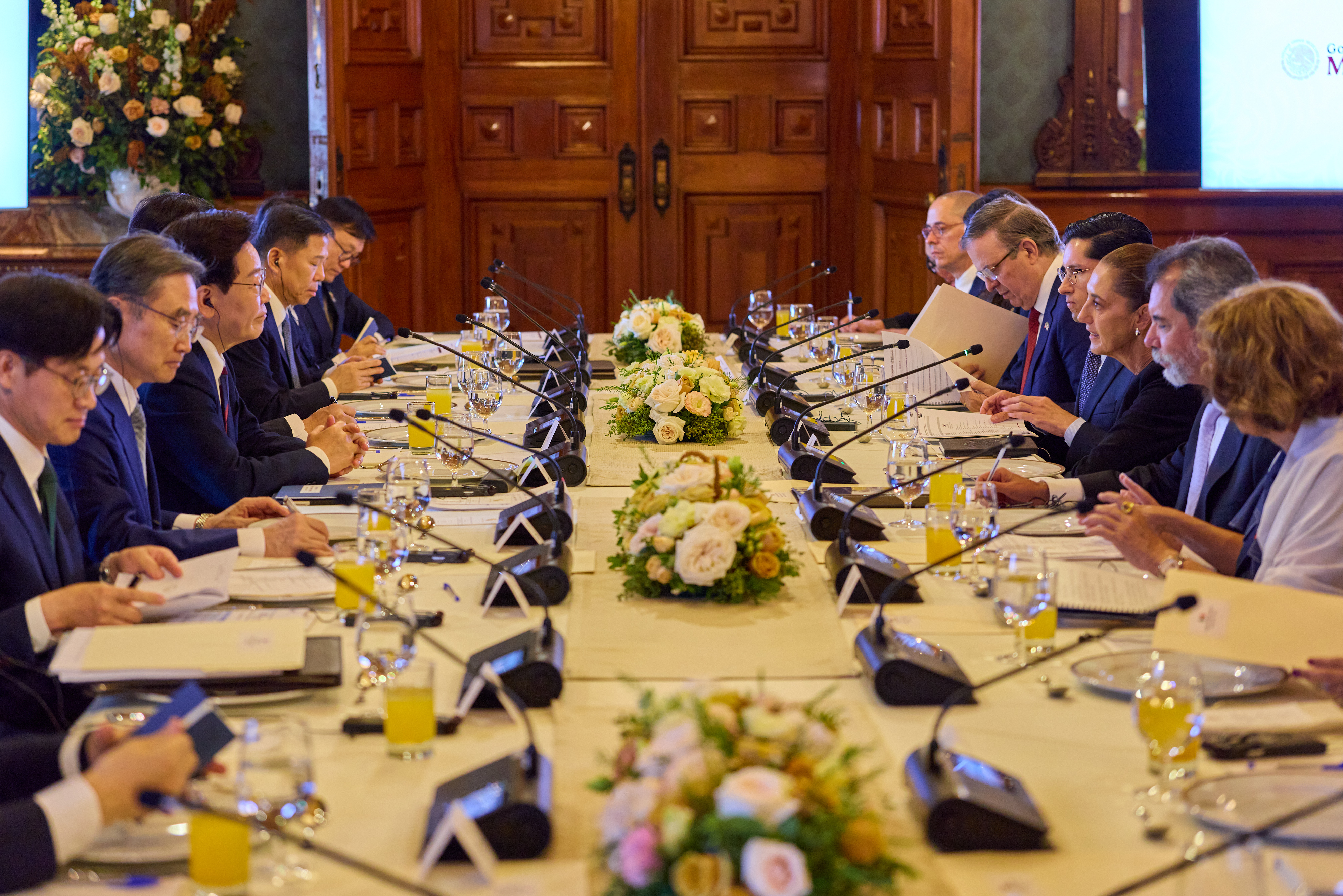 拡大首脳会談を行う李在明大統領（左から３人目）とシェインバウム大統領（右から３人目）＝２４日（現地時間）、メキシコシティ