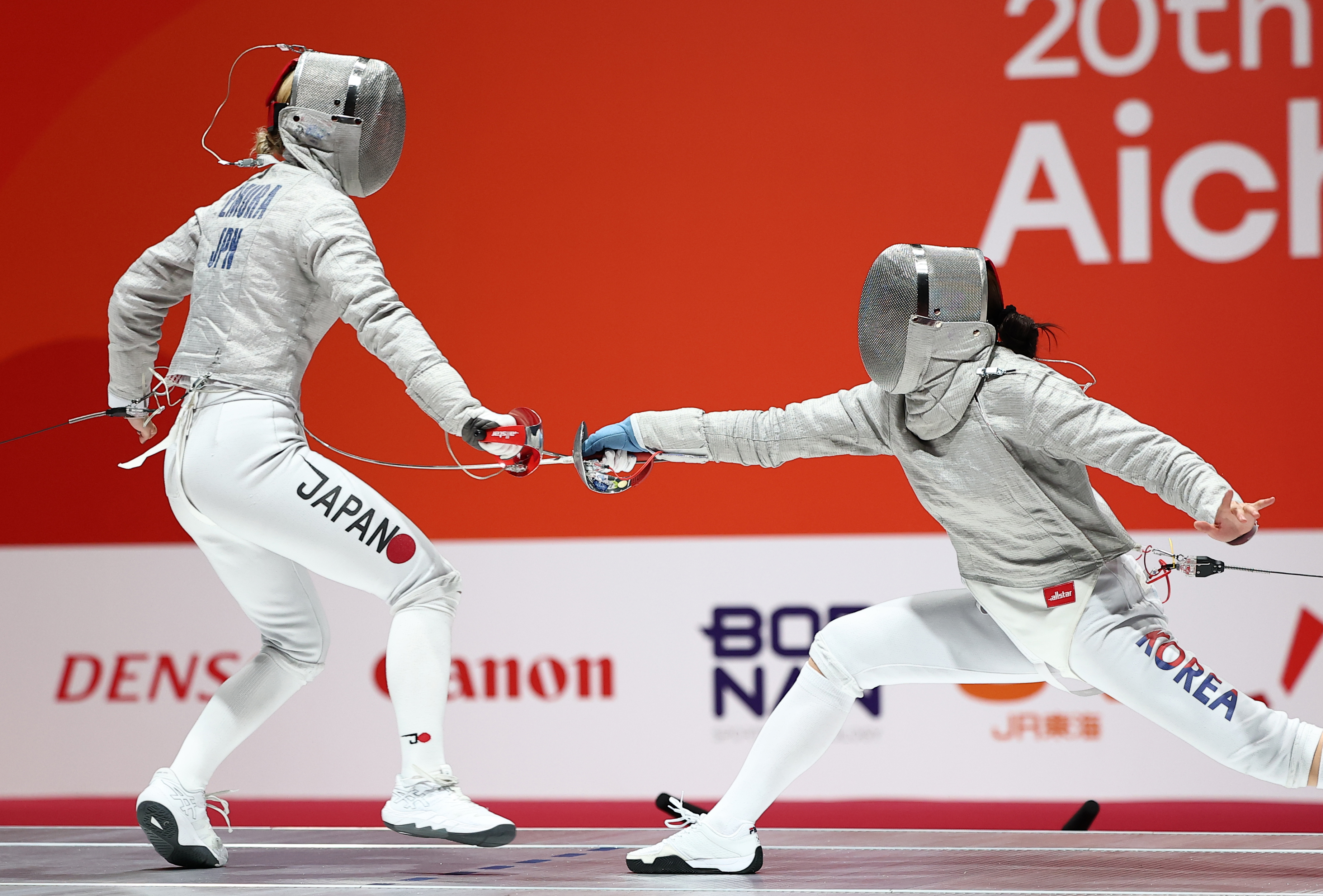 フェンシング女子サーブル団体決勝で江村美咲と競り合うソ・ジヨン＝２７日、愛知県