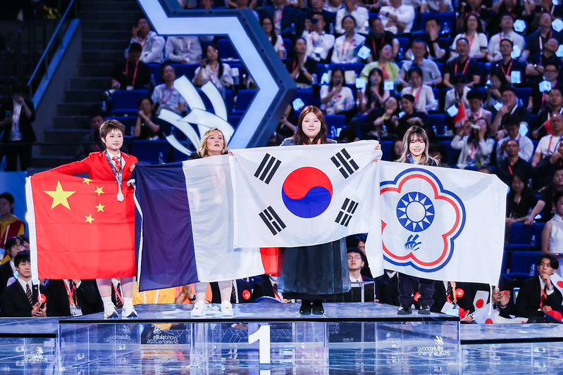 ヘアデザイン職種で金メダルを獲得したキム・ジョヨン選手が、「第４８回技能五輪国際大会」の閉幕式で、韓国国旗を手にセレモニーを行う様子＝２７日、上海、技能五輪国際大会