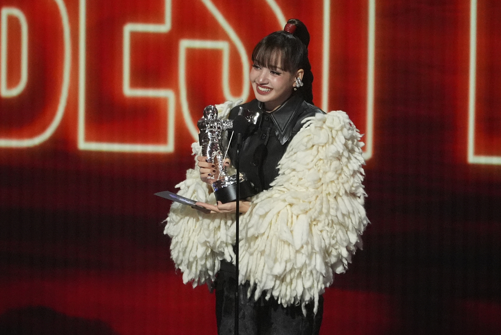 「ベスト・ポップ」を受賞し、感想を述べるBLACKPINKのリサ＝２７日、米ロサンゼルス