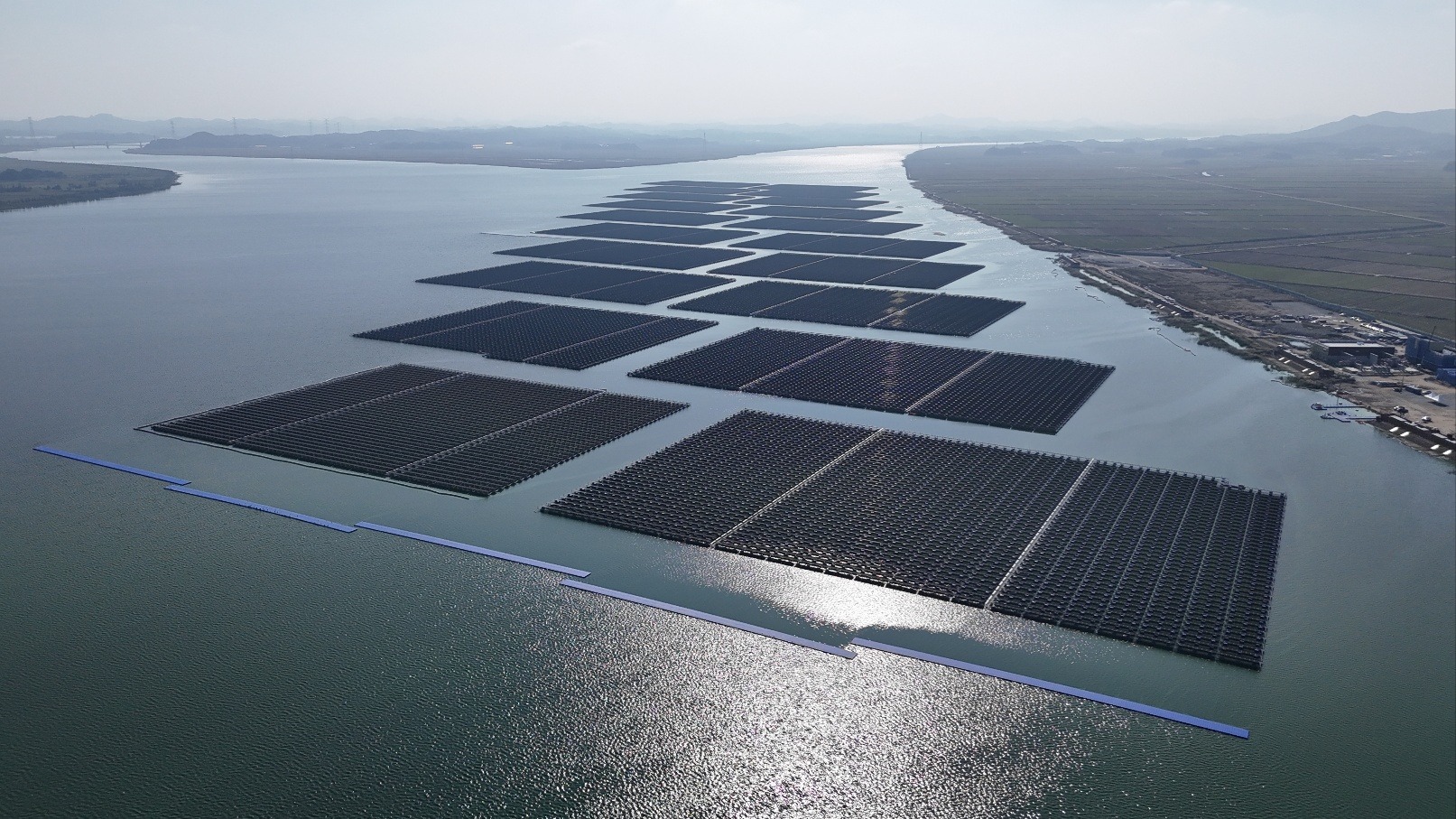 写真は大湖湖の水上太陽光発電所＝忠清南道・瑞山、韓国東西発電