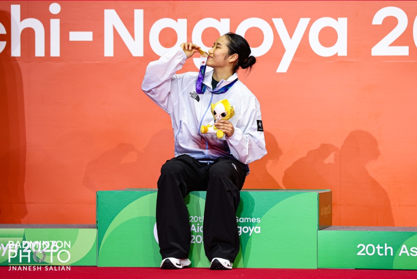 「愛知・名古屋２０２６アジア競技大会」のバドミントン女子シングルスで優勝し、パフォーマンスを行うアン・セヨン＝２９日、愛知県、大韓バドミントン協会