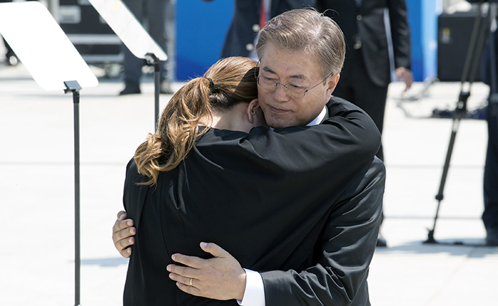 文在寅大統領が「第37周年5.18民主化運動記念式」で遺族を慰労している。＝１８日、光州5.18国立墓地 
