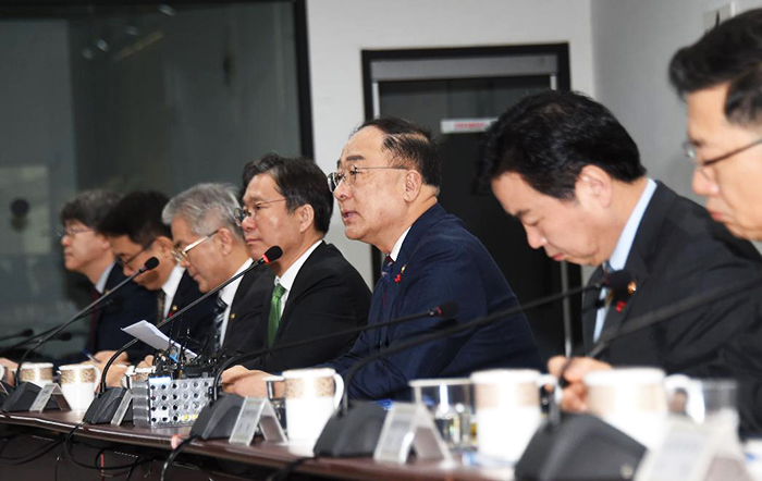 第１次革新成長戦略会議兼第２次経済関係長官会議で発言する洪楠基経済副総理兼企画財政部長官（左から５番目）＝１６日、ソルウ、企画財政部