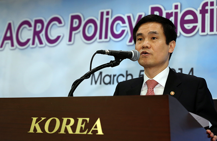 이성보 국민권익위원회 위원장이 5일 한국프레스센터에서 열린 ‘제7차 주한 외기업 CEO 초청 정책간담회’에 참석해 한국의 반 부패 정책에 대해 소개하고 있다. 전한 기자