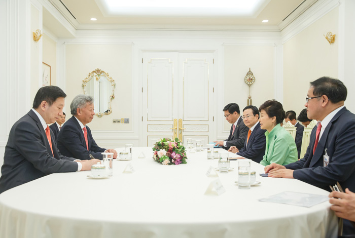 박근혜 대통령은 진리췬(金立群) 아시아인프라투자은행(AIIB) 초대 총재 지명자와 만난 자리에서 'AIIB가 아시아 경제발전의 촉매제가 될 수 있도록 한국이 적극 협력하겠다'고 말했다. 