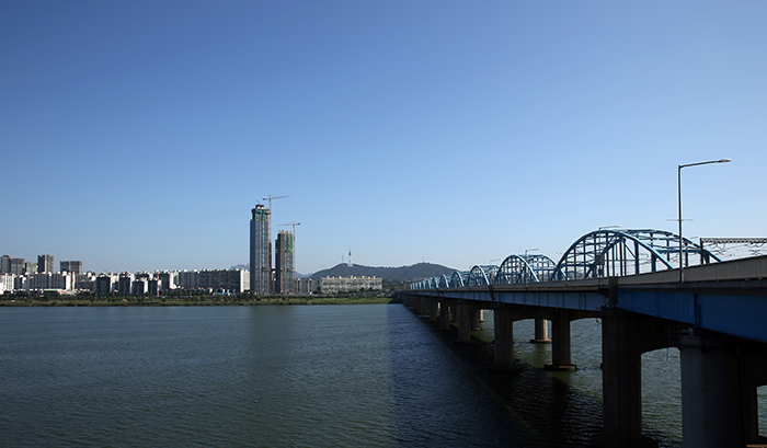 8일 동작대교 아래 한강시민공원에서 바라본 서울 모습. 전한 기자