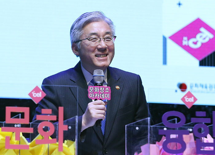 文化体育観光部の金鐘徳長官はBBCラジオのドキュメンタリー「韓国:静かなる文化大国」で「韓流をリードする主役」としての文化生産者が持つ力を強調した。写真は3月2日、文化創造ベンチャー団地の文化創造アカデミーの第1期クリエーター入学式で学生たちと会話を交わしている金長官