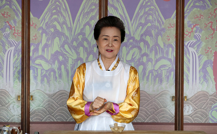 윤숙자 한국전통음식연구소장이 다진 쇠고기와 고기 양념 재료를 모두 넣고 골고루 섞어 치대는 시범을 보이고 있다.