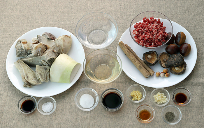 영양한우떡갈비찜의 주 재료인 쇠고기 갈비살, 간장, 마늘, 국소금, 다시마육수, 청주, 은행, 표고버섯, 각종 양념.