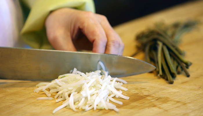 緑豆もやしとワラビは手入れしてから約2cmの長さで切り、刻んだ豚肉とソースに混ぜる