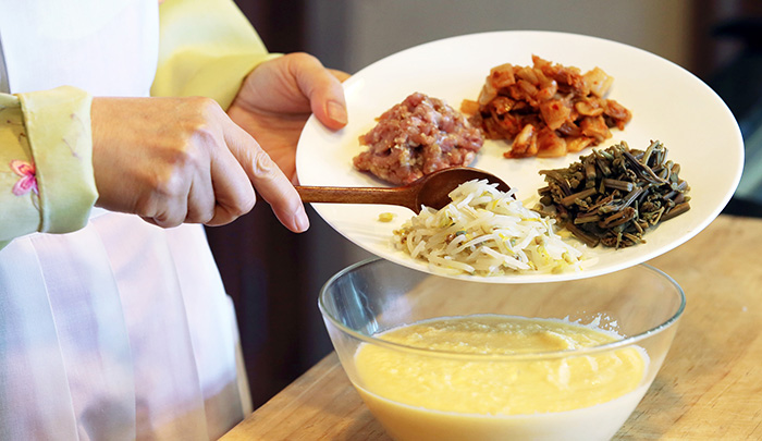 ミクサーにかけた緑豆に白菜キムチ、ワラビ、豚肉、緑豆もやしを一緒に混ぜてピンデトクの生地を作る