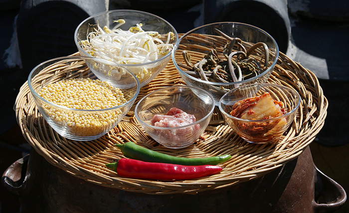 ピンデトクの主な材料である緑豆、豚肉、緑豆もやし、ワラビ、キムチ、青・赤唐辛子
