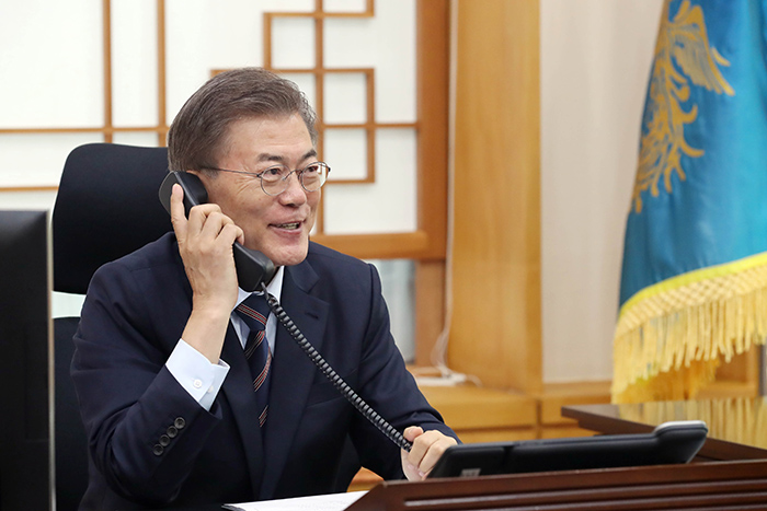 문재인 대통령이 1일 라르스 뢰케 라스무센 덴마크 총리와 정상통화를 갖고 양국간 협력 방안을 논의했다. 청와대