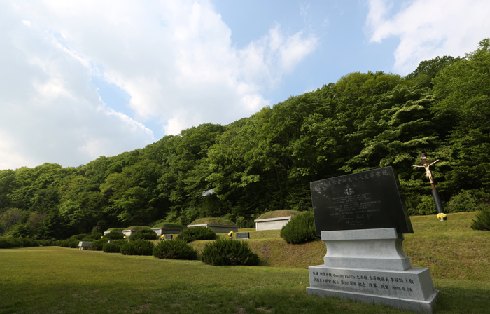 한국천주교회 창립의 주역인 정약종, 이승훈, 권일신, 권철신, 이벽이 나란히 잠들어있는 묘역. 