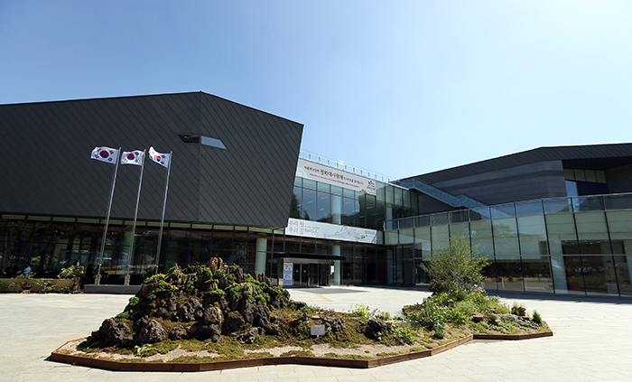 청와대 사랑채가 새롭게 단장하고 27일부터 일반에게 공개된다. 전한 기자