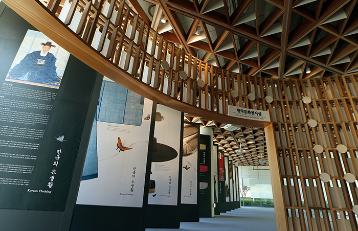 청와대 사랑채 한국문화전시실은 한국의 각 시대별 특징을 쉽게 알 수 있도록 꾸며졌다. 전한 기자