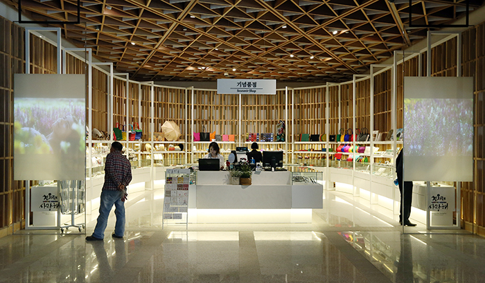 청와대 사랑채 기념품점에서는 엄선된 제품들이 판매되고 있다. 전한 기자