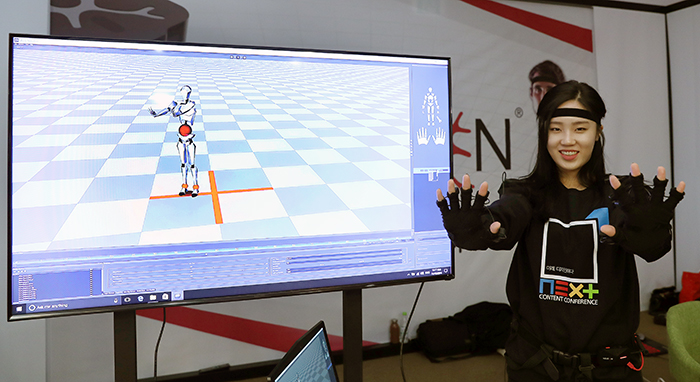 「国際コンテンツカンファレンス2016」が開幕した15日、体験展示館「Perception Neuron」の関係者がVRモーション認識機器を披露している