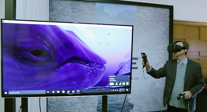 「国際コンテンツカンファレンス2016」が開幕した15日、体験展示館を訪れた観覧客がVRで深海探検を体験している