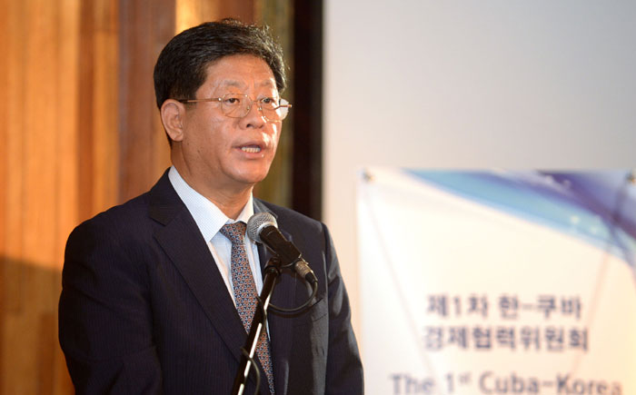 KOTRA社長のキム・ジェホン氏が「第1次韓国・キューバ経済協力委員会」で祝辞を述べている