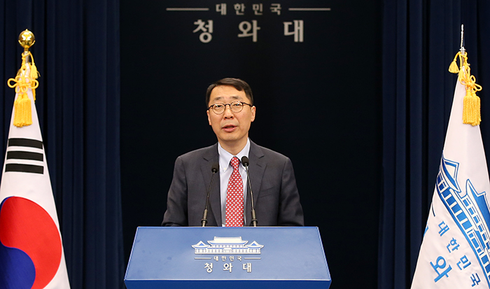 윤영찬 국민소통수석이 16일 청와대 춘추관 대브리핑실에서 문재인 대통령과 쥐스탱 트뤼도 캐나다 총리와의 정상 통화 내용을 브리핑하고 있다. 전한 기자 hanjeon@korea.kr