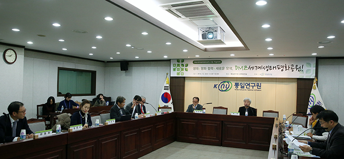 DMZ세계생태평화공원 학술회의가 열린 3일 유관기관 연구원들이 공원 조성 방안에 대한 논의를 하고 있다. 