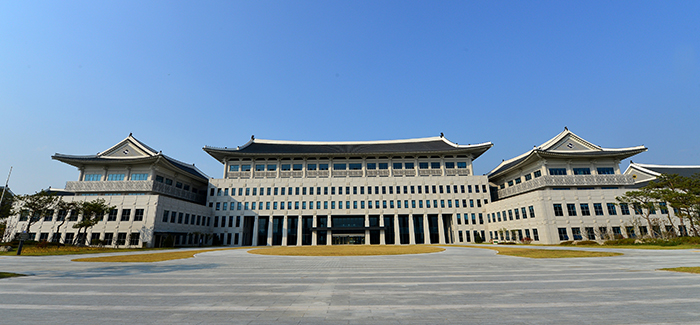 경상북도 안동신청사 전경. 경북도청은 검무산(劍無山)으로 둘러싸여 있으며 낙동강을 접하고 있어 전통명당의 개념인 배산임수의 지형에 자리잡았다.