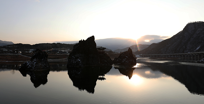 13日の早朝、「嶋潭三峰」の後ろから朝日が昇り南漢江の景色をさらに引き立てている