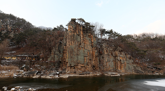 南造川のそばに屏風のようにそびえている「舍人岩」は、朝鮮時代を代表する画家の金弘道が絵に残すほどの景色を今でも保っている