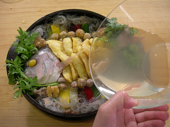 鍋に片肉、味付けした肉、春雨敷いて鯛チヂミと薄焼き、野菜、ナッツを乗せ、ダシをかけて強火で加熱する