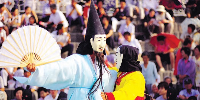 <B>Gangneung Danoje Festival</b> A masked couple dancing at the Gwanno Mask Dance during the Dano festival, which is held to celebrate the change of the seasons from spring to summer.