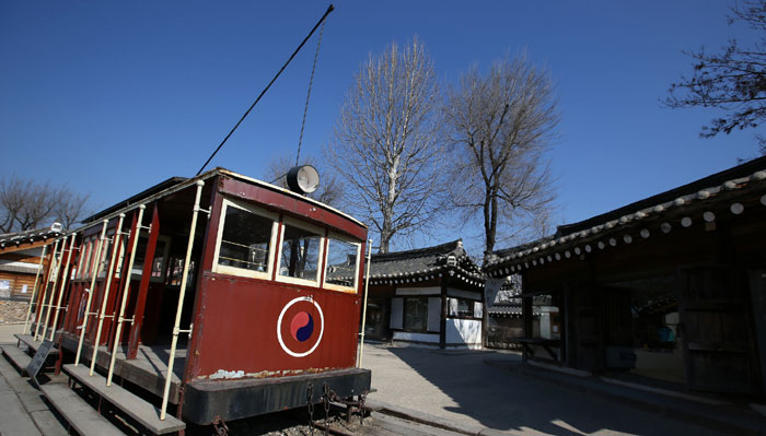 国立民俗博物館の前には、独立後のソウルを走っていた電車と当時の村の様子が再現されてある