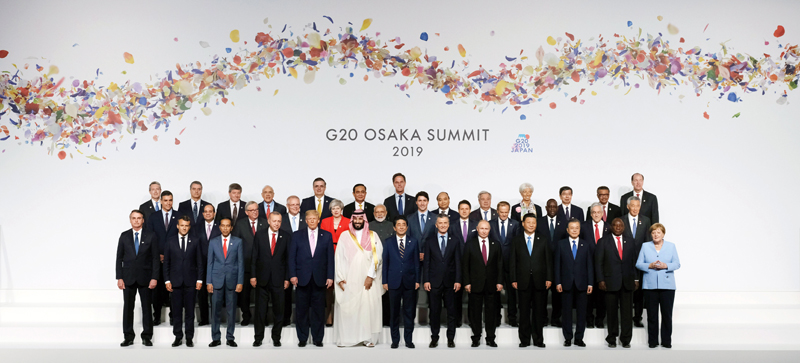 インテックス大阪で集合写真に納まる各国首脳。文在寅大統領は１行の左から３番目＝２８日、日本・大阪