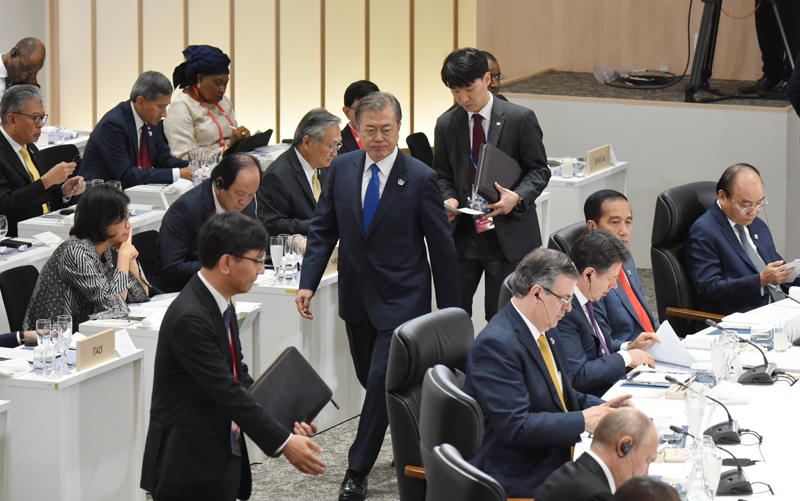 主要２０カ国・地域首脳会議が開かれるインテックス大阪に入場する文在寅大統領＝２８日、日本・大阪