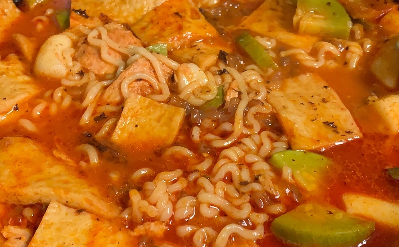 ラーメンの麺を入れたラーメン+トッポッキ＝ラッポッキ