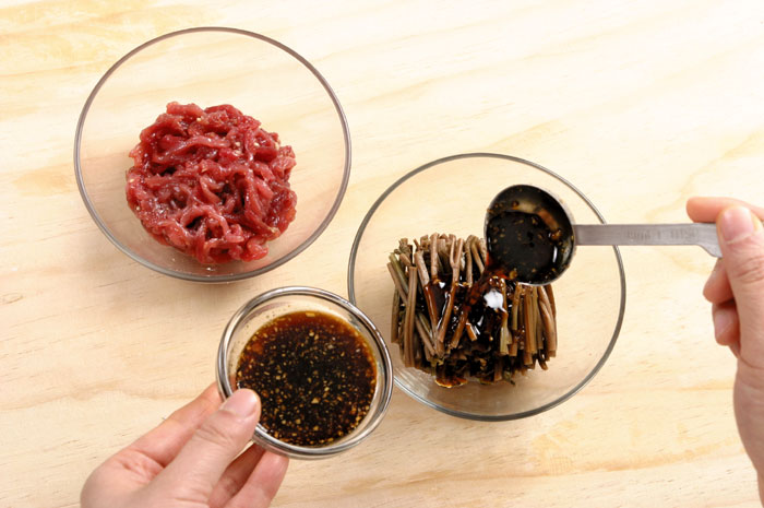 牛肉は血抜きした後、千切りにし、ワラビは洗って下ごしらえし、それぞれお好みでたれに和える