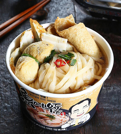 オムクで麺を作った「魚うどん」は古来思オムクが多くの試行錯誤の末に開発した製品で、カップラーメンのようにお湯さえ入れればその場で食べられる