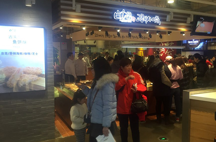 オムクを味わい、購入する中国人顧客で込み賑わう古来思オムク上海店