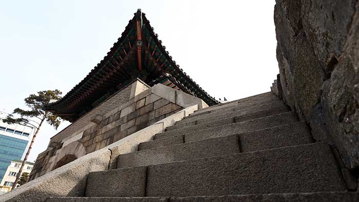 광희문 뒤 계단으로 올라서면 성루의 모습을 가까이서 볼 수 있으며 성곽을 따라 조성해 놓은 길을 따라 산책 할 수 있다. 전한 기자