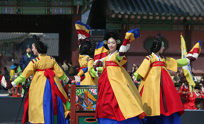 「韓国の家芸術団」の団員らが27日に景福宮で舞鼓舞(ムゴム)を披露している