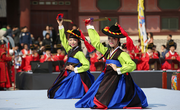 「韓国の家芸術団」の団員らが27日に景福宮守門将任命を記念する剣舞を披露している