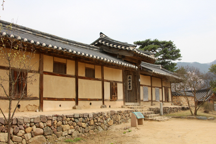 柳成龍の学徳を称えるため、彼の他界後に子孫と弟子たちが建てた忠孝堂