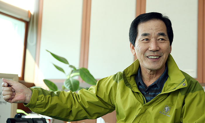 합천에서 태어나 40여년간 이곳에서 공직생활을 해온 하창환 합천군수는 친환경농업과 역사문화유산이 어우러진 ‘水려한 합천’ 만들기에 힘쓰고 있다.