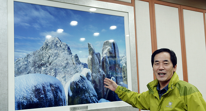 합천의 명산 매화산을 가리키며 빼어난 절경을 설명하는 하창환 합천군수
